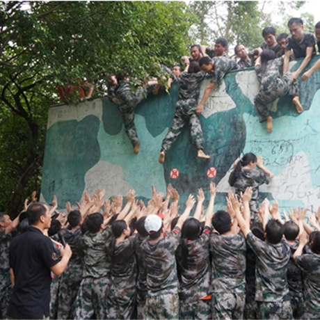 新員工融入拓展課程1天破交流堅冰，加強新員工間的溝通；增強協作意識，做到團隊運作過程的高品質溝通；